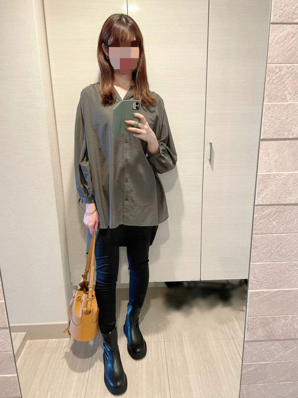 グレー系のシャツ/ブラウス、ブラウン系のショルダーバッグ、ブラック系のブーツを着用したレディースの秋コーディネートの1枚目の写真