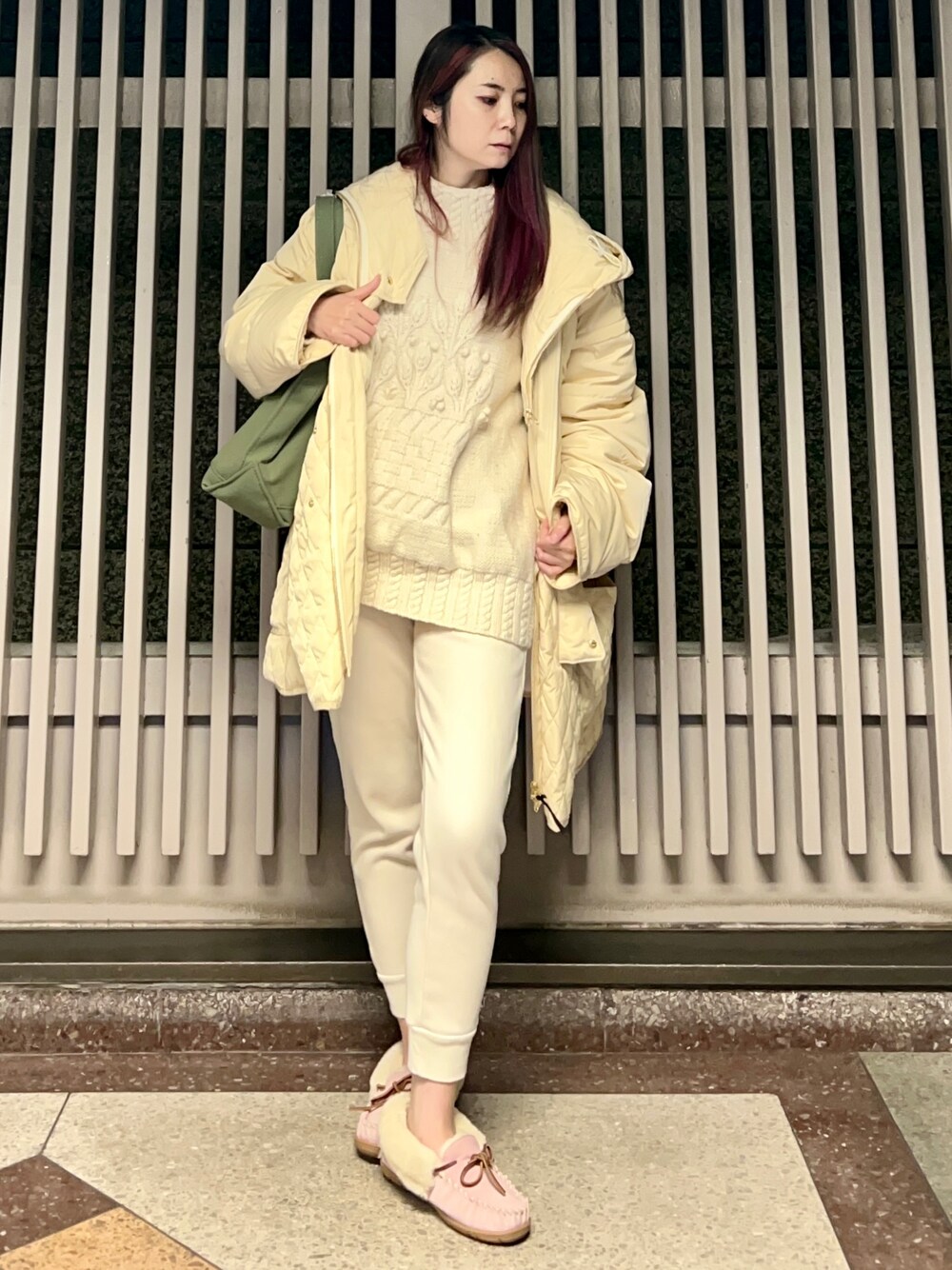 ホワイト系のその他パンツ、ピンク系のモカシン/デッキシューズ、ホワイト系のニット/セーターを着用したレディースの秋コーディネートの1枚目の写真