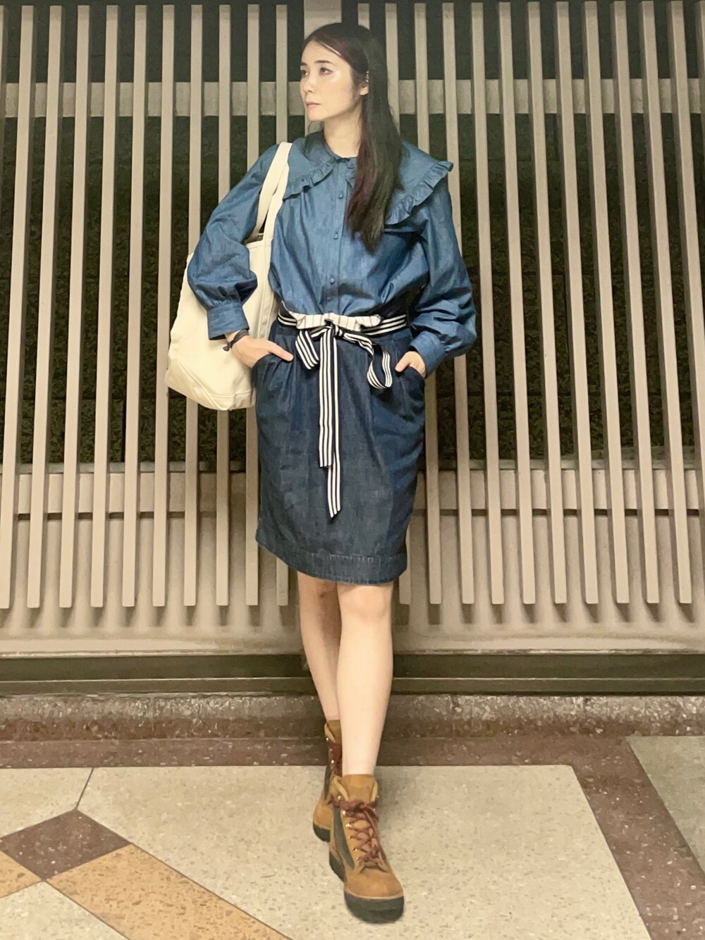 「ビッグカラー、ダンガリーシャツ、デニムオンデニム、ゴアテックス、マウンテンブーツ、ふ召しもの、ショルダーバッグ、マリンフランセーズの秋、秋服準備はじめました、秋のコーデ、アウトドアミックス」｜「L.L.Beanのソリッド・ボート・アンド・トート ラージ（トートバッグ、ホワイト系）」を使った、HONEY  LEMON  PIEさん（レディース・164cm）の秋コーディネートの1枚目の写真