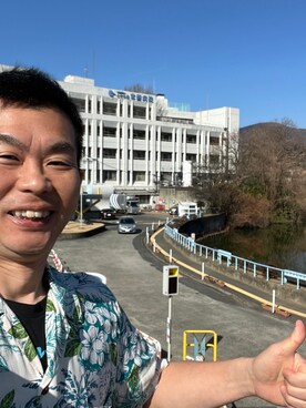 「no brand（ノーブランド）のアイテム（シャツ/ブラウス、ホワイト系）」を使った、新村 浩明さん（メンズ・167cm）の春コーディネート