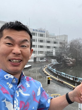 「Honeys（ハニーズ）のアイテム（シャツ/ブラウス、ブルー系）」を使った、新村 浩明さん（メンズ・167cm）の春コーディネート