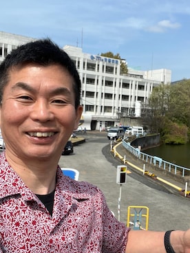 「Tori Richardのアイテム（シャツ/ブラウス、レッド系）」を使った、新村 浩明さん（メンズ・167cm）の春コーディネート