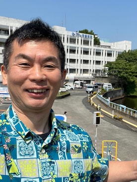「Honeys（ハニーズ）のアイテム（シャツ/ブラウス、ブルー系）」を使った、新村 浩明さん（メンズ・167cm）の春コーディネート