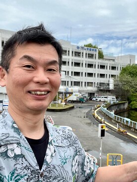 「no brand（ノーブランド）のアイテム（シャツ/ブラウス、ブルー系）」を使った、新村 浩明さん（メンズ・167cm）の春コーディネート