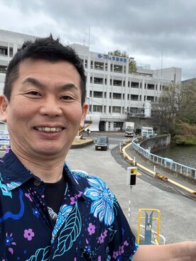 「no brand（ノーブランド）のアイテム（シャツ/ブラウス、ブルー系）」を使った、新村 浩明さん（メンズ・167cm）の春コーディネート