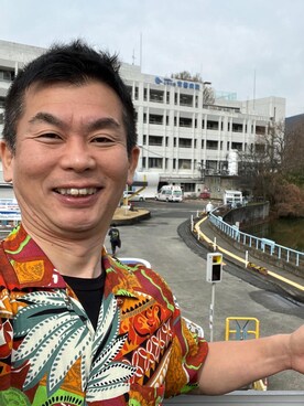 「no brand（ノーブランド）のアイテム（シャツ/ブラウス、ブラウン系）」を使った、新村 浩明さん（メンズ・167cm）の春コーディネート