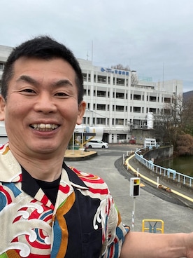 「no brand（ノーブランド）のアイテム（シャツ/ブラウス、ブラック系）」を使った、新村 浩明さん（メンズ・167cm）の春コーディネート
