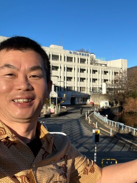 「Tori Richardのアイテム（シャツ/ブラウス、ブラウン系）」を使った、新村 浩明さん（メンズ・167cm）の冬コーディネート