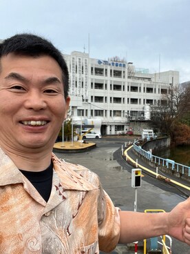 「Tori Richardのアイテム（シャツ/ブラウス、ベージュ系）」を使った、新村 浩明さん（メンズ・167cm）の春コーディネート