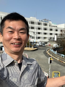 「Onoのアイテム（シャツ/ブラウス、グレー系）」を使った、新村 浩明さん（メンズ・167cm）の春コーディネート