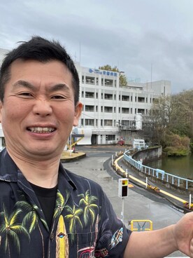 「no brand（ノーブランド）のアイテム（シャツ/ブラウス、ブラック系）」を使った、新村 浩明さん（メンズ・167cm）の春コーディネート
