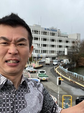 「no brand（ノーブランド）のアイテム（シャツ/ブラウス、ブラック系）」を使った、新村 浩明さん（メンズ・167cm）の冬コーディネート