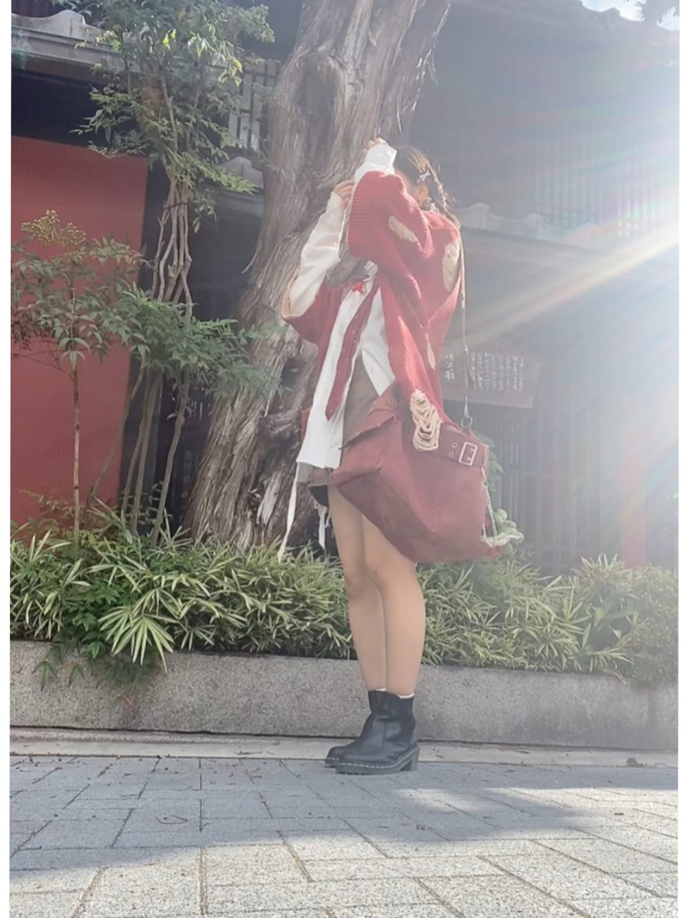 「GRANCY、グランシー女子、カーディガン」｜「GRANCYの【GRANCY】DenimpantsStyle ShoulderBag / デニムパンツスタイル ショルダーバッグ（ショルダーバッグ、レッド系）」を使った、ふうなちゃんさん（レディース・159cm）の春コーディネートの1枚目の写真