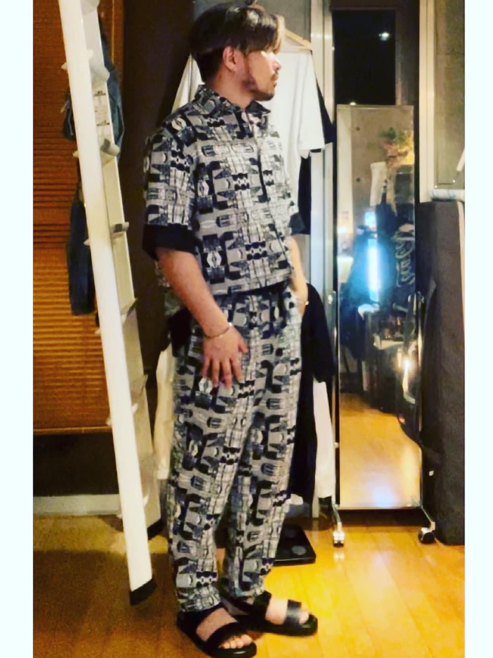 「ZARAのアイテム（サンダル、ブラック系）」を使った、icchianpさん（メンズ・173cm）の秋コーディネートの1枚目の写真