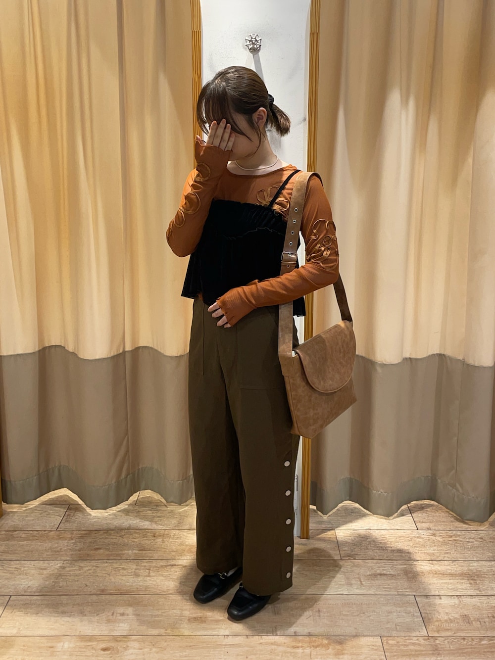 「ehka sopo、秋コーデ、秋服、シアートップス、秋色」｜「ehka sopoのサイドボタンハイウエストパンツ（その他パンツ、ブラウン系）」を使った、kudo_さん（レディース・161cm）の秋コーディネートの1枚目の写真