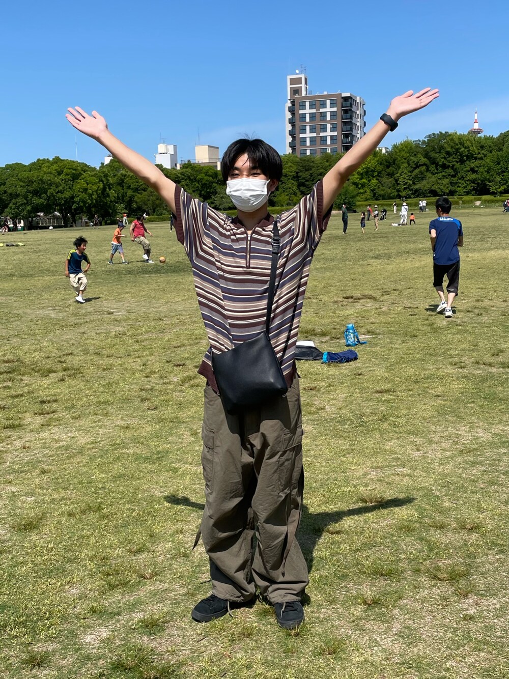「夏コーデ、お洒落さんとつながりたい、オーバーサイズ、カジュアル、おしゃれさんと繋がりたい、ワイドパンツ、いいね、save、フォローお願いします🤑、カーゴパンツ、Kastane、WHIMSIC」｜「WHIMSICの【WHIMSIC】マルチボーダーニットTシャツ（Tシャツ/カットソー、ブラウン系）」を使った、ぴぴさん（メンズ・170cm）の夏コーディネートの1枚目の写真