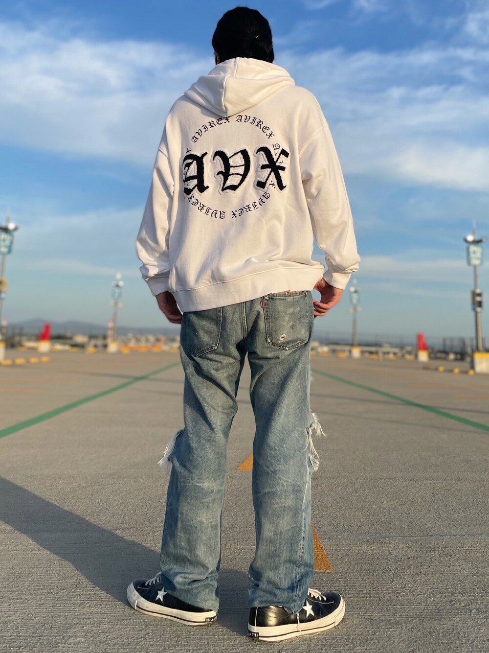「デニム、パーカー、秋のコーデ、converse、ストリート、AVIREX、スニーカーコーデ、501、秋、パーカーコーデ」｜「AVIREXの【直営店限定】プルオーバー フーディ / PULL OVER HOODIE AVX / アヴィレックス / AVIREX（パーカー、ホワイト系）」を使った、._.さん（メンズ・172cm）の秋コーディネートの1枚目の写真