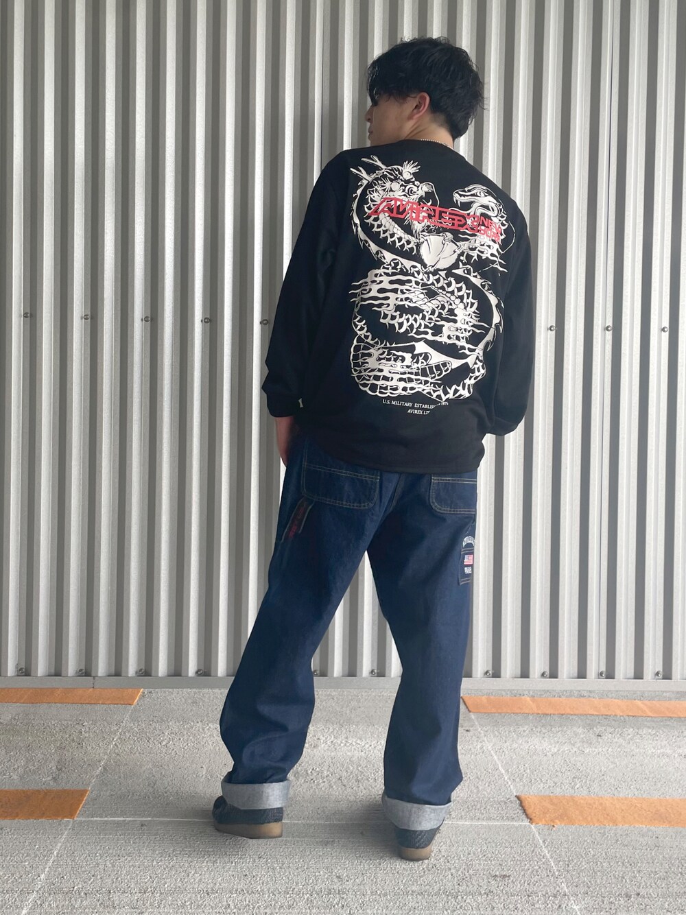 「Tシャツ、秋のコーデ、AVIREX、デニムパンツ、キレイめ、ペインターパンツ、シンプルスタイル、オトナカジュアル、ペインターデニム、AVIREXBelle」｜「AVIREXの《REBUILD COLLECTION》ドラゴン＆スネーク 長袖Tシャツ /  L/S T-SHIRT DRAGON&SNAKE（Tシャツ/カットソー、ブラック系）」を使った、._.さん（メンズ・170cm）の秋コーディネートの1枚目の写真