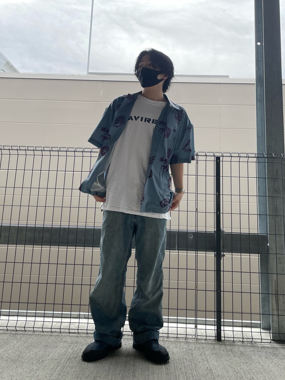 「デニム、夏、AVIREX、デニムパンツ、ラフ、きれいめカジュアル、春コーデ、夏コーデ、カジュアルコーデ、ファッションの力を信じよう」｜「AVIREXのDS S/S SHIRT-HOPI（シャツ/ブラウス、グレー系）」を使った、._.さん（メンズ・170cm）の夏コーディネートの1枚目の写真