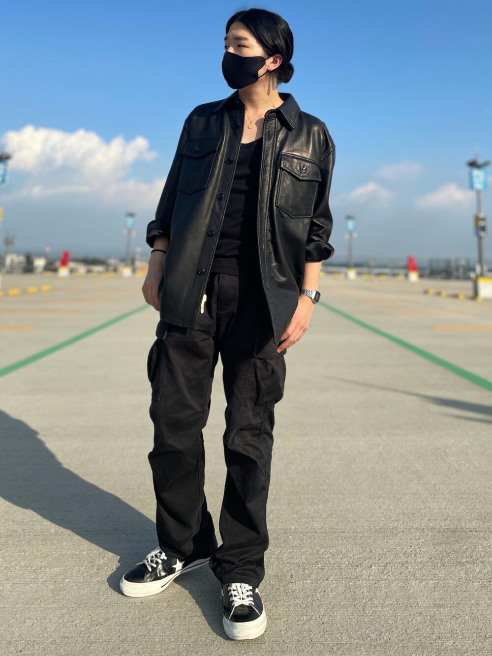 「スニーカー、レザー、秋のコーデ、converse、AVIREX、オールブラック、カーゴパンツ、シンプルコーデ、今日のコーデ、レザーシャツ」｜「AVIREXのAVIREX/アヴィレックス/【DAILY】デイリー タンクトップ/DAILY TANK TOP/AVIREX/アヴィレックス（タンクトップ、ブラック系）」を使った、._.さん（メンズ・172cm）の秋コーディネートの1枚目の写真
