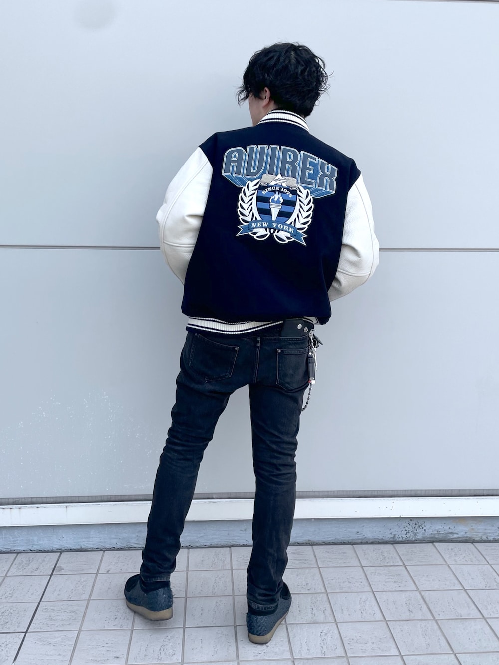 「スタジャン、レザー、AVIREX、大人カジュアル、休日スタイル、休日コーデ、ootd、秋コーデ、お洒落さんとつながりたい、いいね、save、フォローお願いします🤑」｜「AVIREXの【AVIREX/アビレックス】ブランドロゴ ワッペン刺繍 メルトンスタジャン/ VARSITY JACKET TORCH&LAUREL/レザースタジャン（スタジャン、ブルー系）」を使った、._.さん（メンズ・170cm）の秋コーディネートの1枚目の写真
