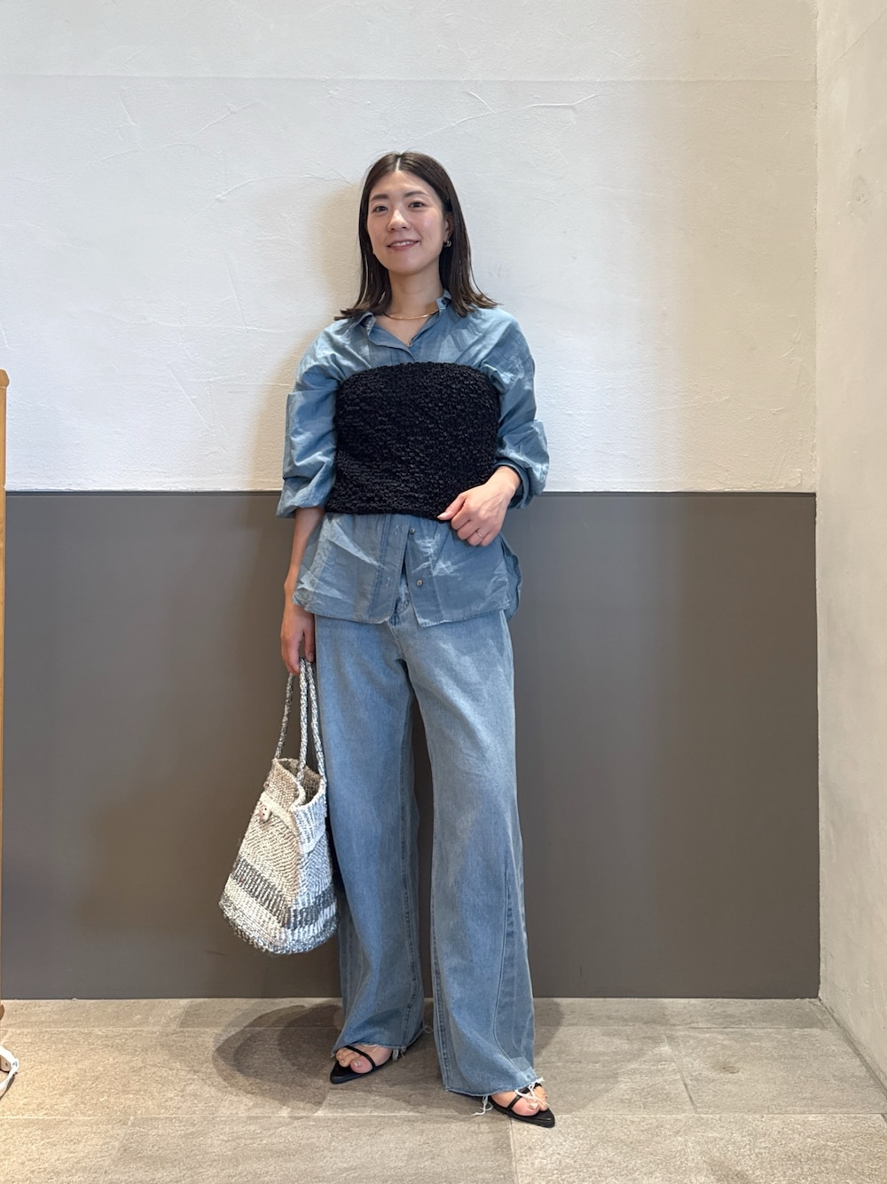 チューブトップを使った「デニムオンデニム」のレディース人気