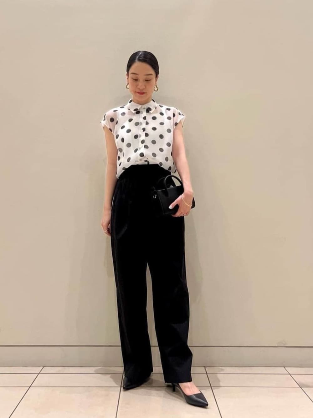 ホワイト系のシャツ/ブラウス、ブラック系のその他パンツ、ブラック系のパンプスを着用したレディースの夏コーディネートの1枚目の写真