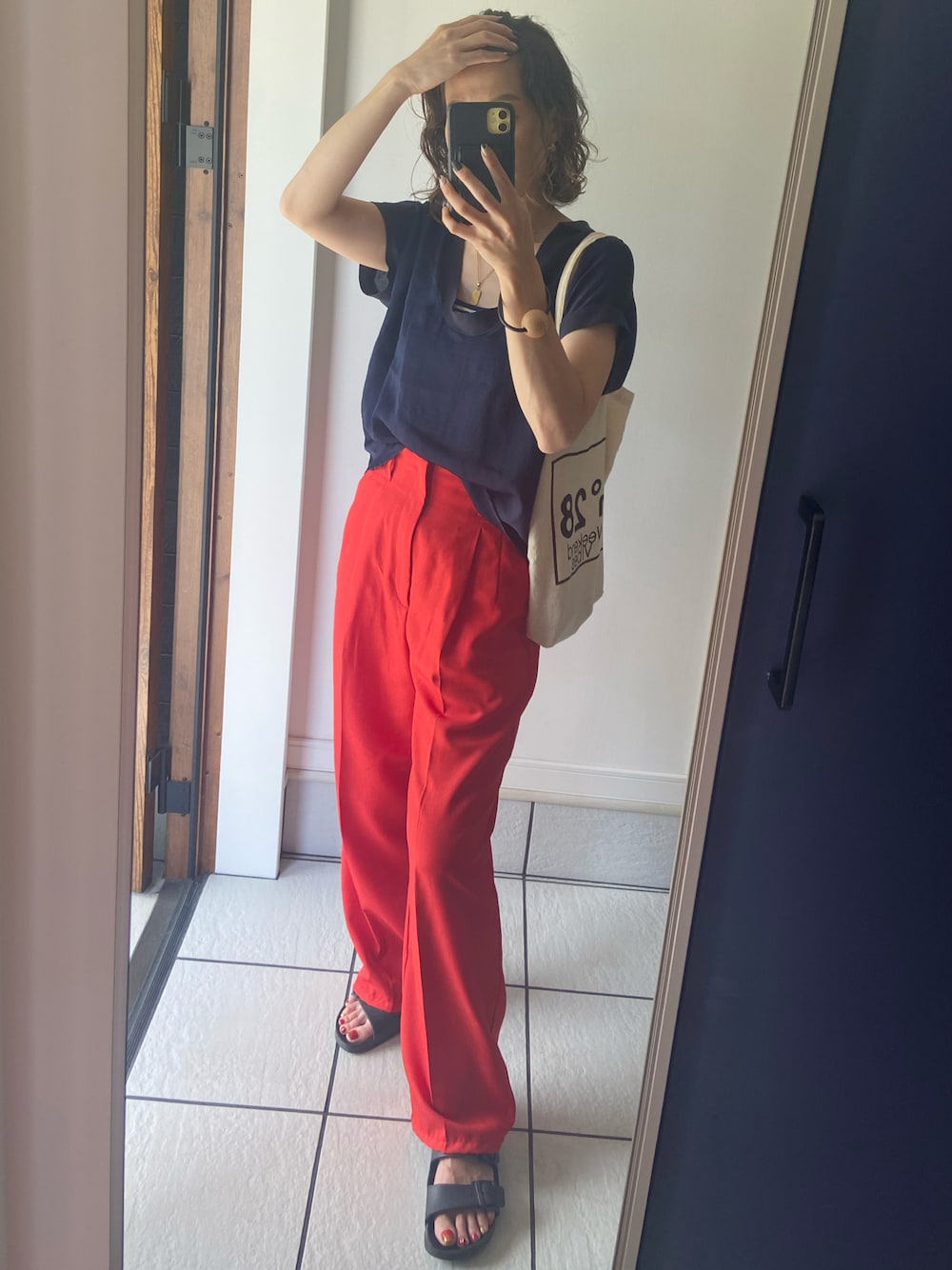 「シンプル、カジュアル、スラックス、赤パンツ、ビルケンシュトック、サンダル」｜「JEANASISのアイテム（トップス、ブルー系）」を使った、𝑒𝑟𝑖𝑐𝑎さん（レディース・157cm）の夏コーディネートの1枚目の写真