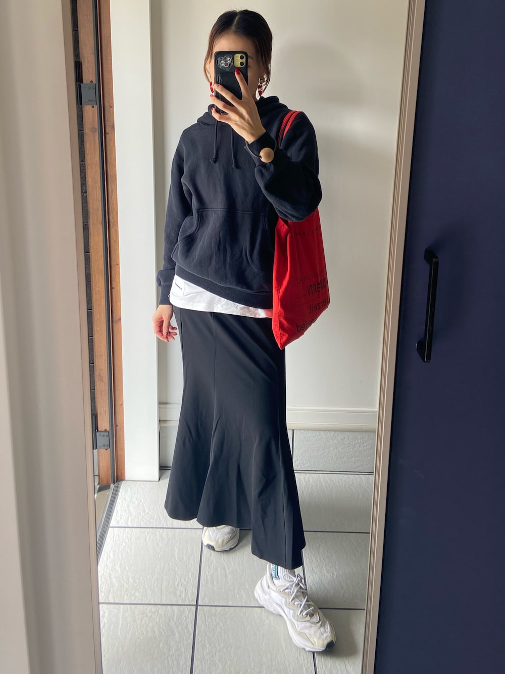 「シンプル、カジュアル、モノトーン、黒スカート、黒パーカー、イニシャルソックス、白スニーカー、白Tシャツ、JILSANDER、adidas、UNIQLO、GU、赤トート、TODAYFUL」｜「UNIQLOのアイテム（パーカー、ブラック系）」を使った、𝑒𝑟𝑖𝑐𝑎さん（レディース・157cm）の春コーディネートの1枚目の写真