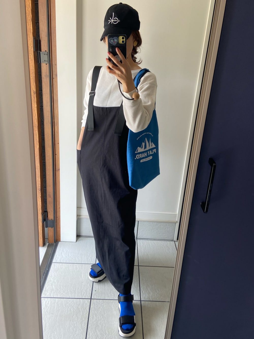「シンプル、カジュアル、ジャンパースカート、キャップ、サンダル、サンダルに靴下、さしいろブルー、💙」｜「Calvin Kleinのスモールモノグラム ロゴ キャップ（キャップ、ブラック系）」を使った、𝑒𝑟𝑖𝑐𝑎さん（レディース・157cm）の春コーディネートの1枚目の写真