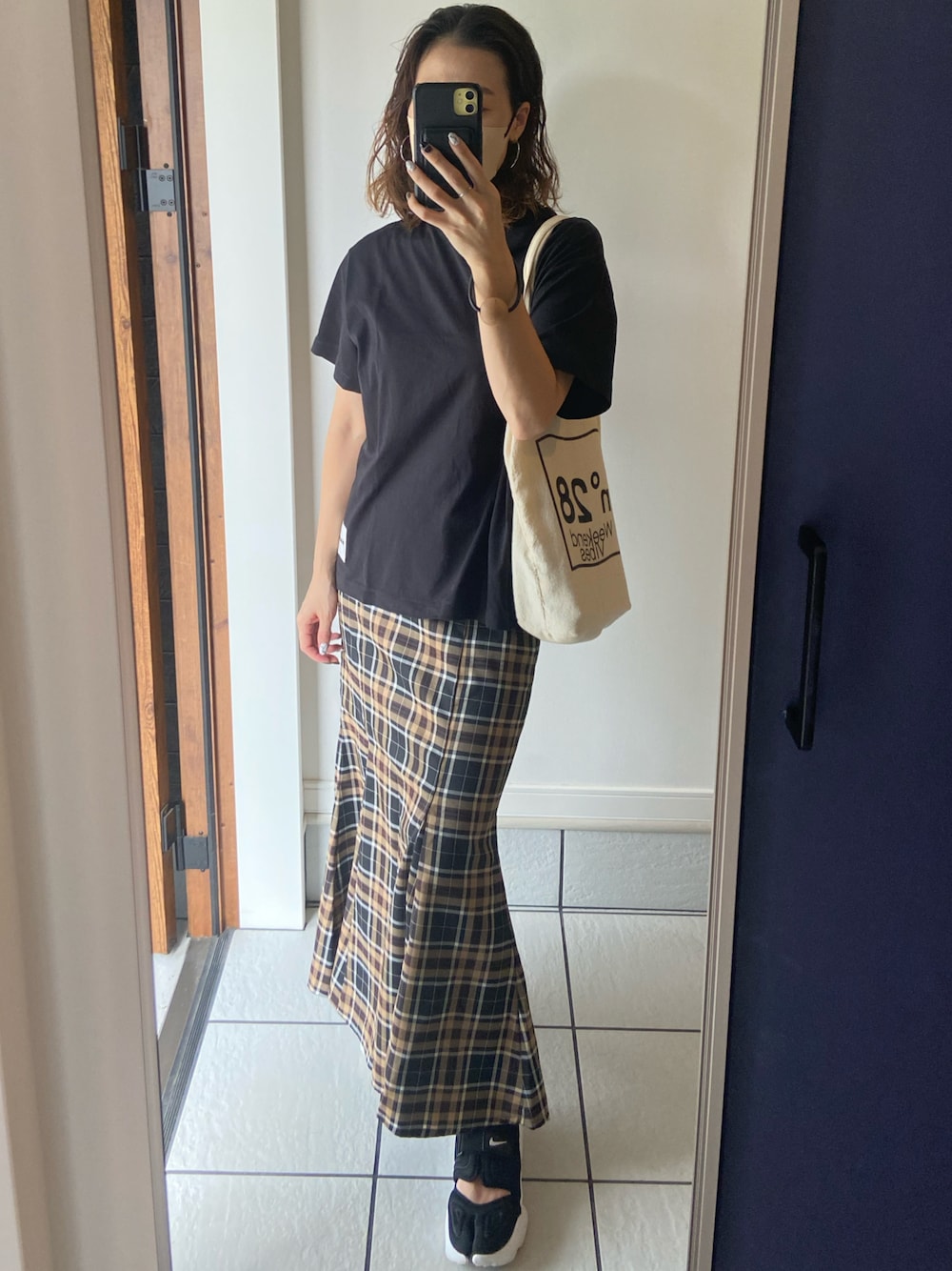 「シンプル、カジュアル、チェックスカート、マーメイド、ロングスカート、スニーカー、NIKE、エアリフト、黒Tシャツ、JILSANDER」｜「JIL SANDERのT-SHIRT CN SS 3PACK（Tシャツ/カットソー、ブラック系）」を使った、𝑒𝑟𝑖𝑐𝑎さん（レディース・157cm）の秋コーディネートの1枚目の写真