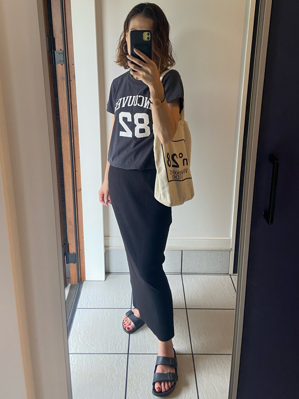 「シンプル、カジュアル、ロングスカート、リブスカート、Tシャツ、ビルケンシュトック、サンダル、H&M」｜「H&Mのアイテム（Tシャツ/カットソー、グレー系）」を使った、𝑒𝑟𝑖𝑐𝑎さん（レディース・157cm）の夏コーディネートの1枚目の写真