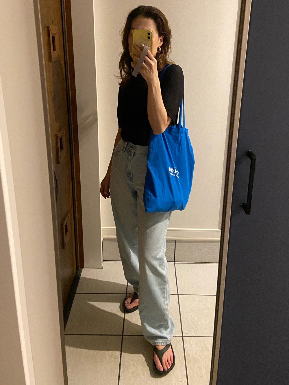 ブルー系のデニムパンツ、その他のマニキュア/ジェルネイルを着用したレディースの夏コーディネートの1枚目の写真