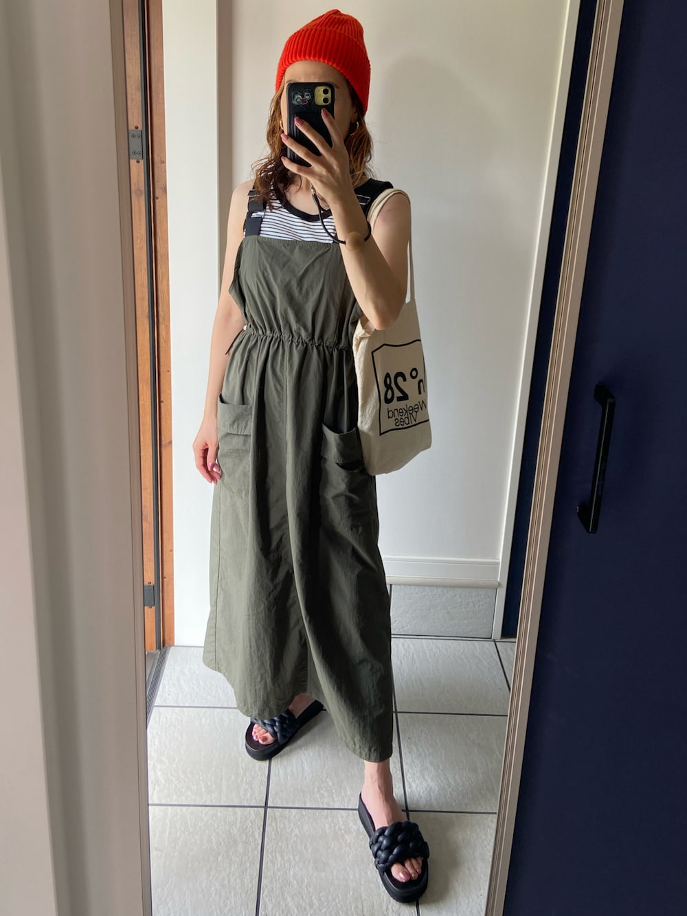 「シンプル、カジュアル、ジャンパースカート、カーキ、タンクトップ、ボーダー、黒サンダル、ニット帽、H&M」｜「Lutiqueのアイテム（ジャンパースカート、グリーン系）」を使った、𝑒𝑟𝑖𝑐𝑎さん（レディース・157cm）の夏コーディネートの1枚目の写真
