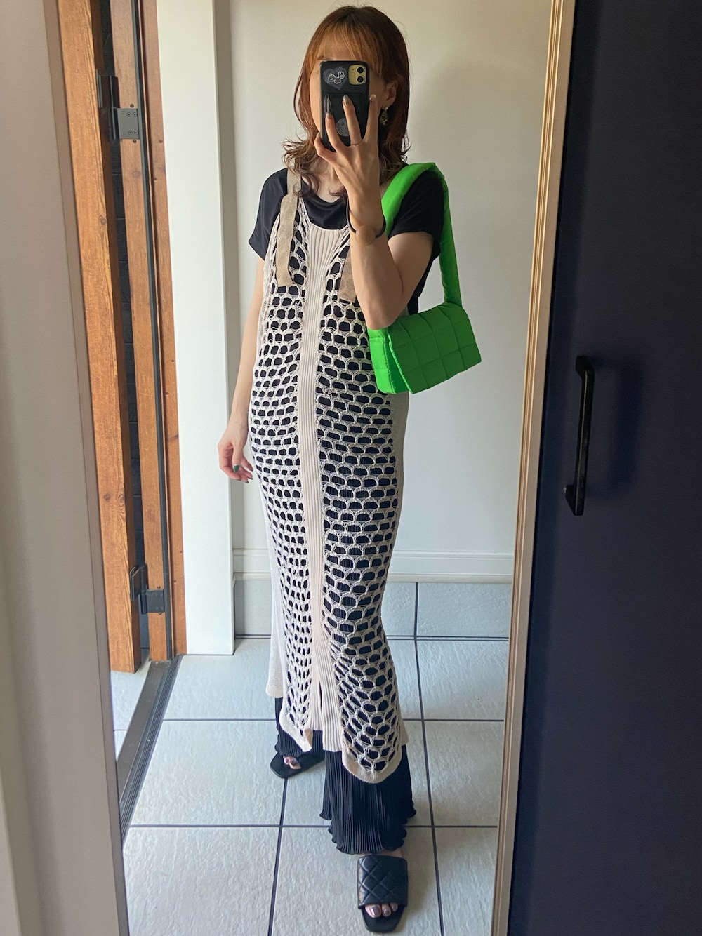 「シンプル、メッシュニット、メッシュワンピ、モノトーン、黒Tシャツ、黒パンツ、黒サンダル、差し色(緑)、プリーツパンツ」｜「TODAYFULのメッシュニットドレス（ワンピース、ホワイト系）」を使った、𝑒𝑟𝑖𝑐𝑎さん（レディース・157cm）の夏コーディネートの1枚目の写真