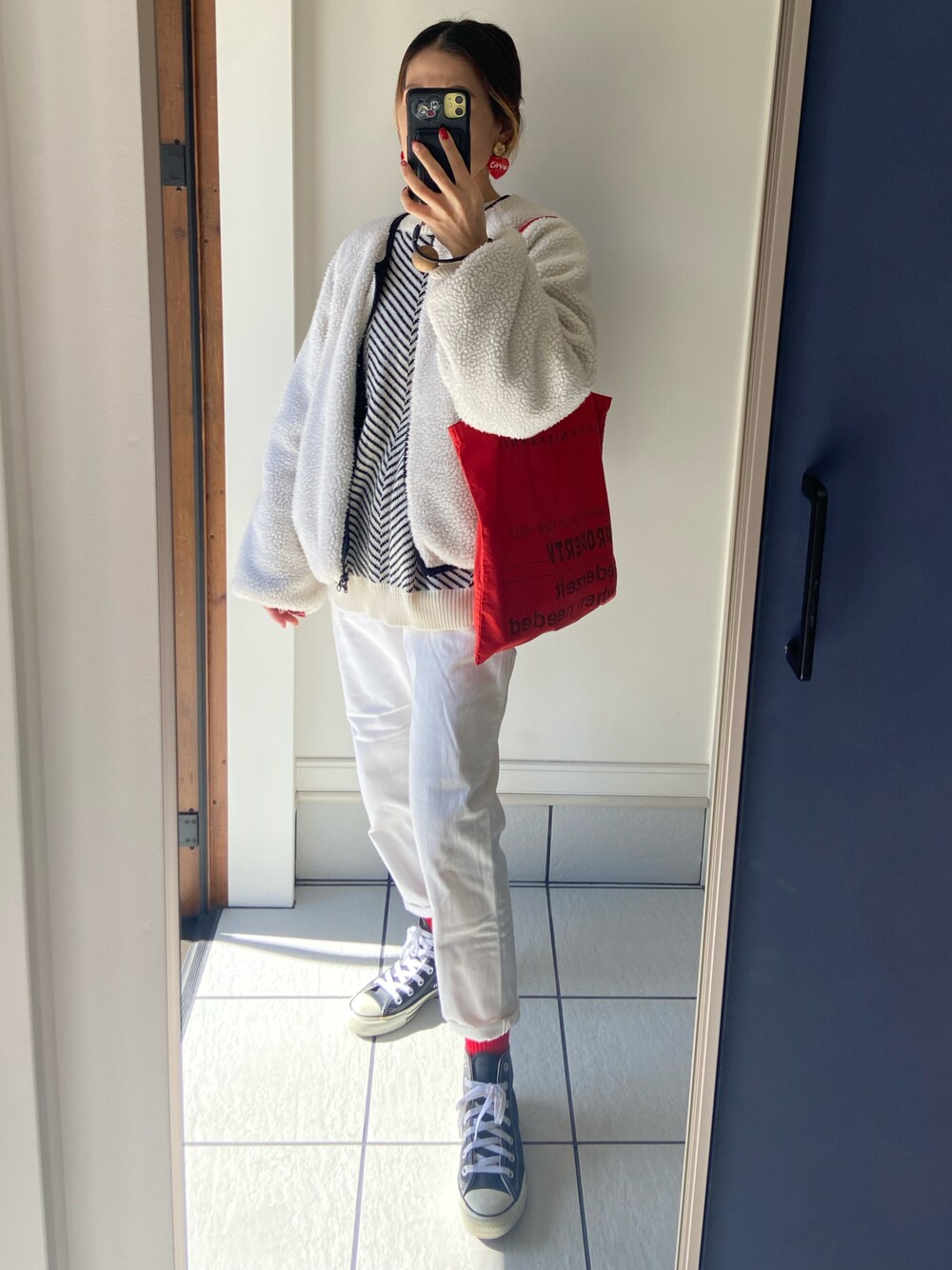 「シンプル、カジュアル、白パンツ、ホワイトデニム、ボア、ボアジャケット、モノトーン、モノトーンコーデ、差し色(赤)、赤い靴下、赤バッグ」｜「GUのアイテム（パンツ、ホワイト系）」を使った、𝑒𝑟𝑖𝑐𝑎さん（レディース・157cm）の冬コーディネートの1枚目の写真
