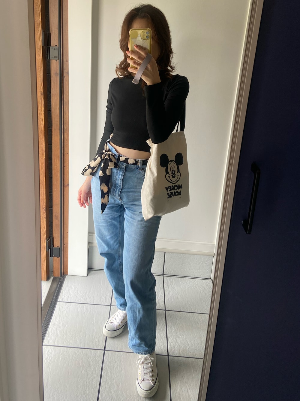 「シンプル、カジュアル、デニム、短めトップス、リボン付きトップス、コンバース、SHEIN」｜「SHEINのアイテム（トップス、ブラック系）」を使った、𝑒𝑟𝑖𝑐𝑎さん（レディース・157cm）の春コーディネートの1枚目の写真