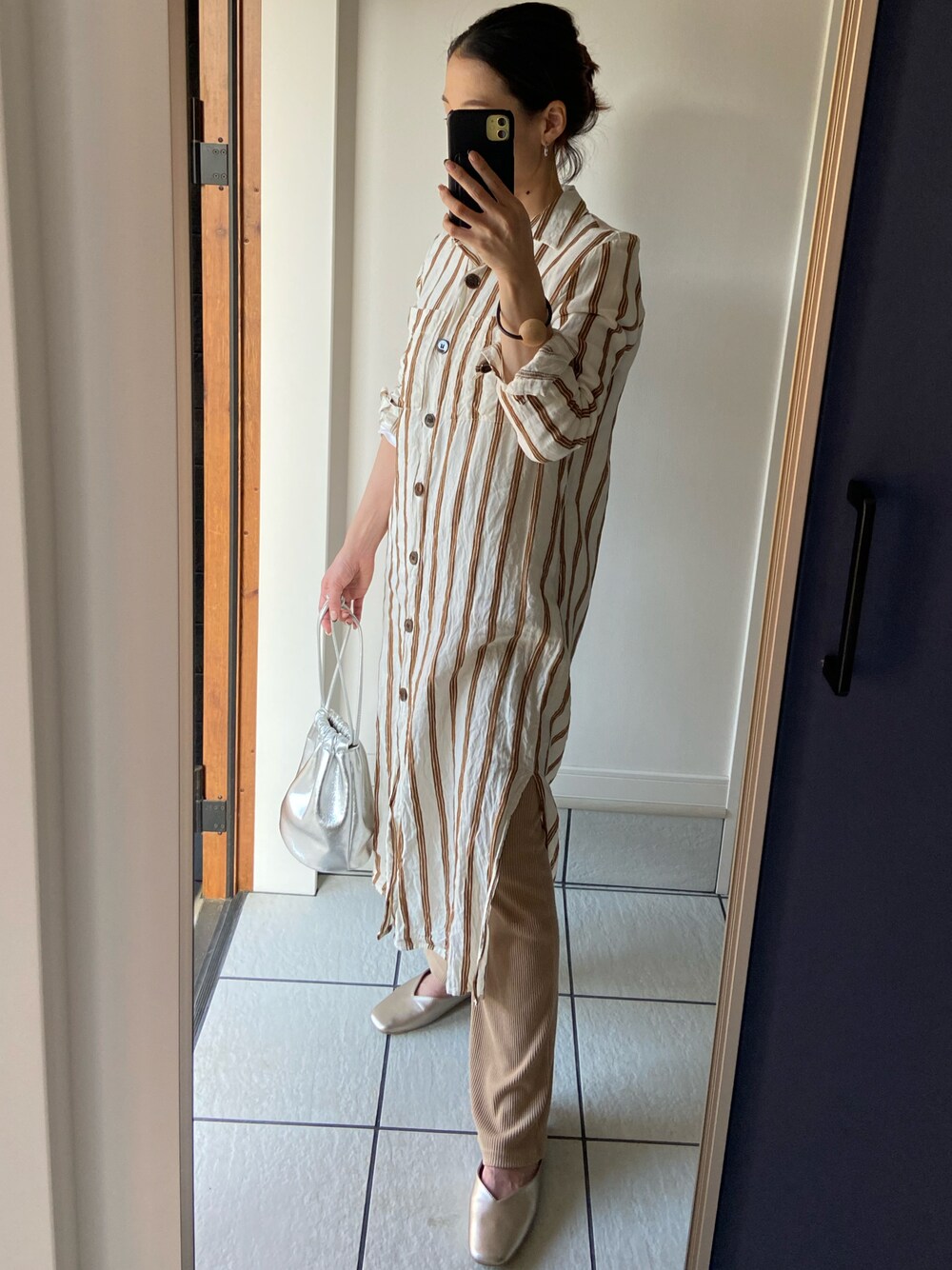 「シンプル、シャツワンピ、ZARA、ベージュコーデ、ストライプシャツ、ストライプ、シルバーシューズ、シルバーバッグ、バブーシュ」｜「ZARAのアイテム（シャツワンピース、ベージュ系）」を使った、𝑒𝑟𝑖𝑐𝑎さん（レディース・157cm）の春コーディネートの1枚目の写真