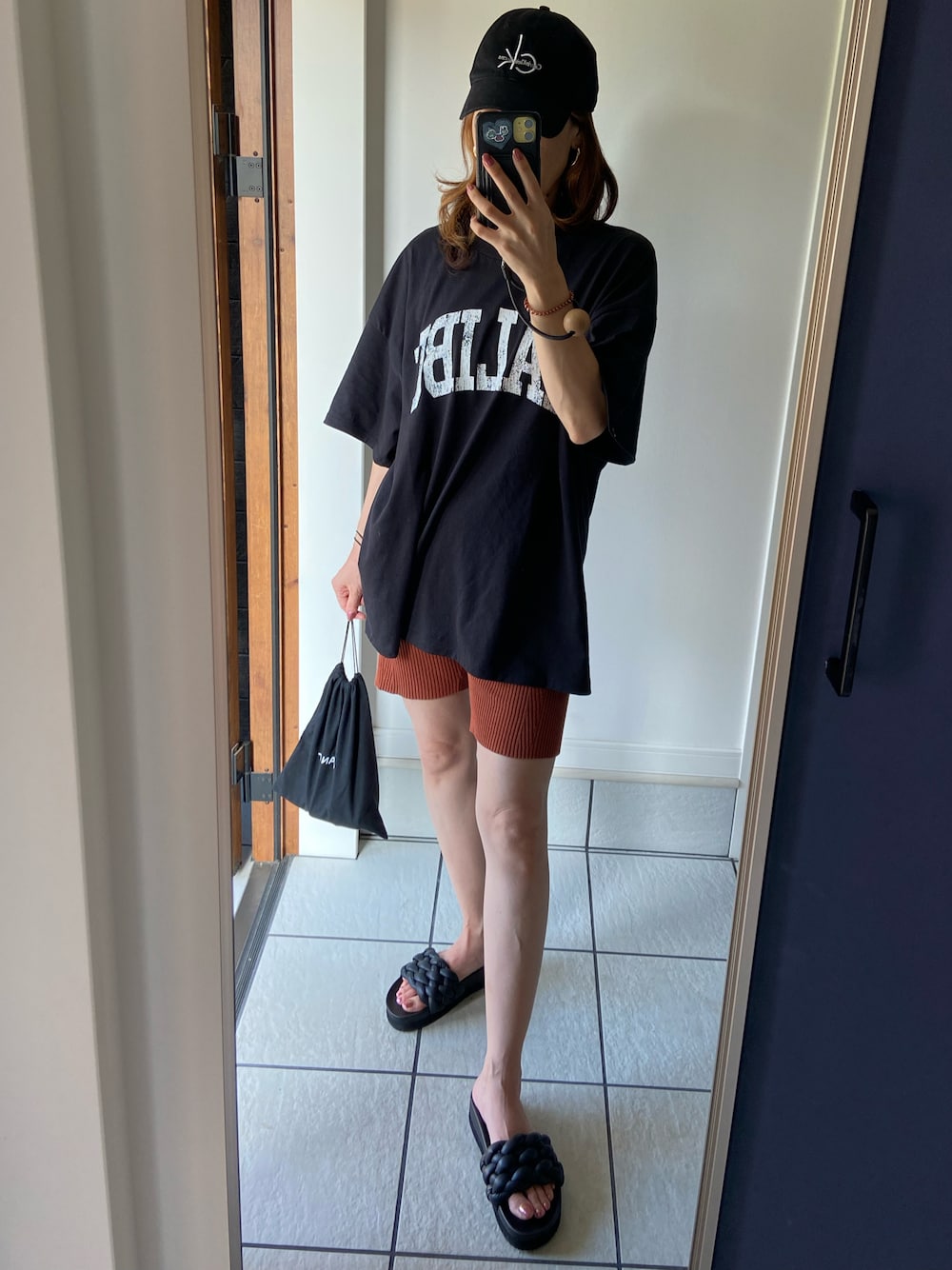 「シンプル、カジュアル、黒Tシャツ、ビッグT、ハーフレギンス、レギンスパンツ、リブパンツ、リブレギンス、サンダル、キャップ、黒キャップ、黒サンダル」｜「H&Mのアイテム（Tシャツ/カットソー、ブラック系）」を使った、𝑒𝑟𝑖𝑐𝑎さん（レディース・157cm）の夏コーディネートの1枚目の写真