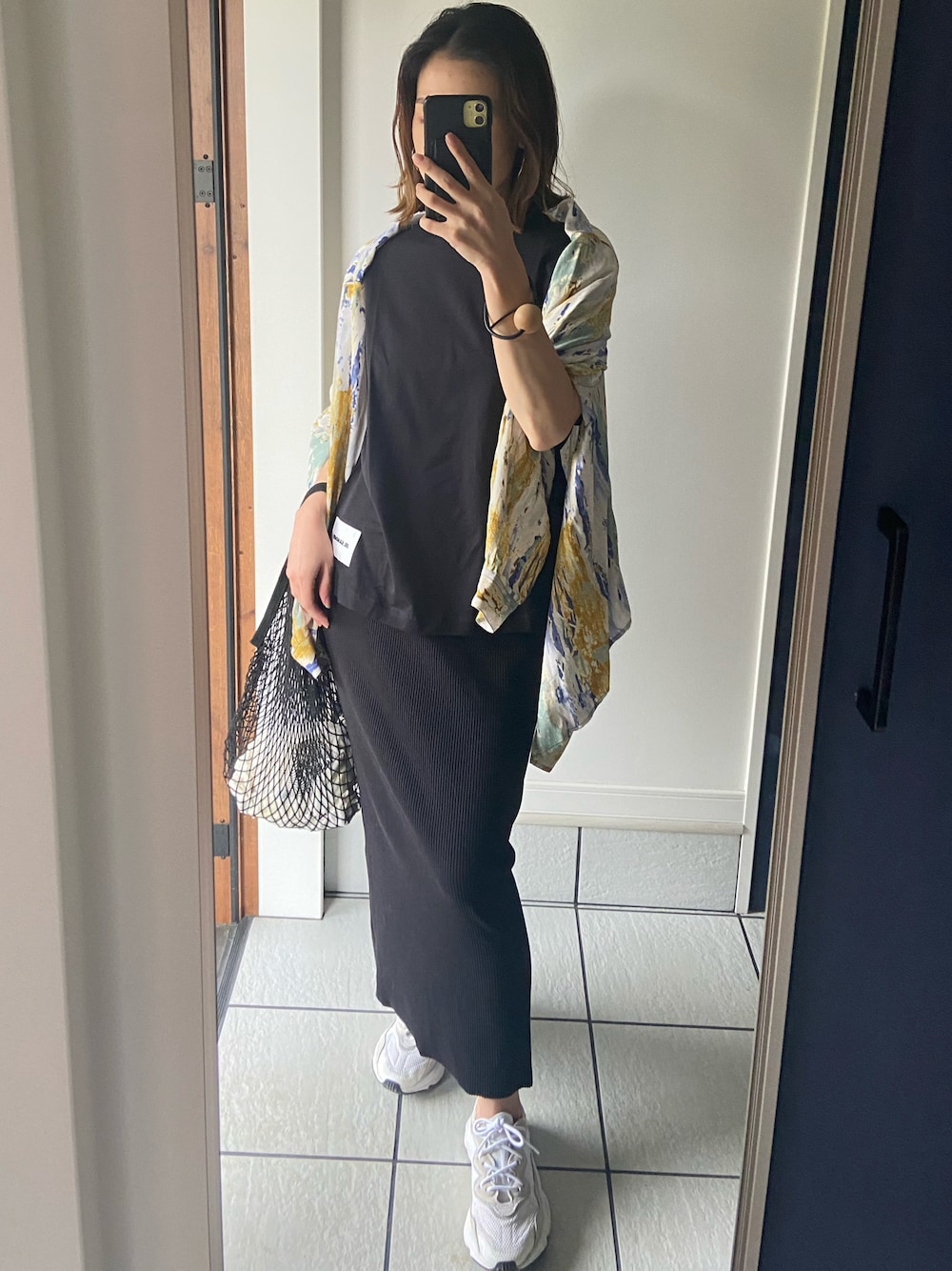 「シンプル、モノトーン、ブラックコーデ、白スニーカー、柄シャツ、カジュアル、JILSANDER、adidas、TODAYFUL」｜「TODAYFULのペイントラフシャツ（シャツ/ブラウス、イエロー系）」を使った、𝑒𝑟𝑖𝑐𝑎さん（レディース・157cm）の春コーディネートの1枚目の写真