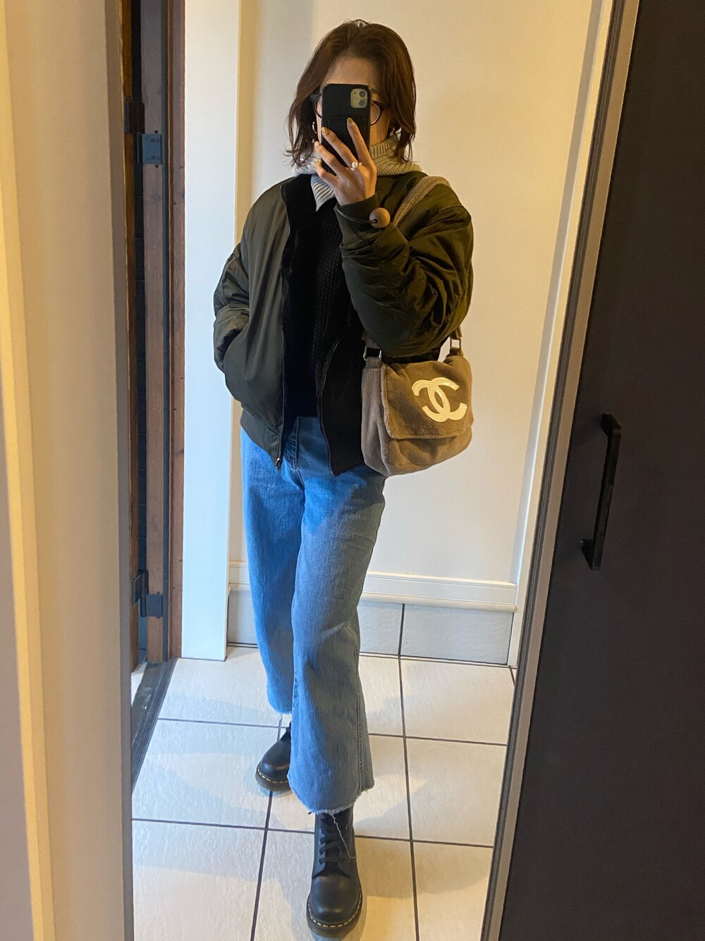 「シンプル、カジュアル、バラクラバ、MA-1、デニム、ブーツ、Dr.Martens、CHANEL」｜「Dr. MartensのDr.Martens ドクターマーチン 8ホールブーツ レディースタイプ 1460W（ブーツ、ブラック系）」を使った、𝑒𝑟𝑖𝑐𝑎さん（レディース・157cm）の冬コーディネートの1枚目の写真
