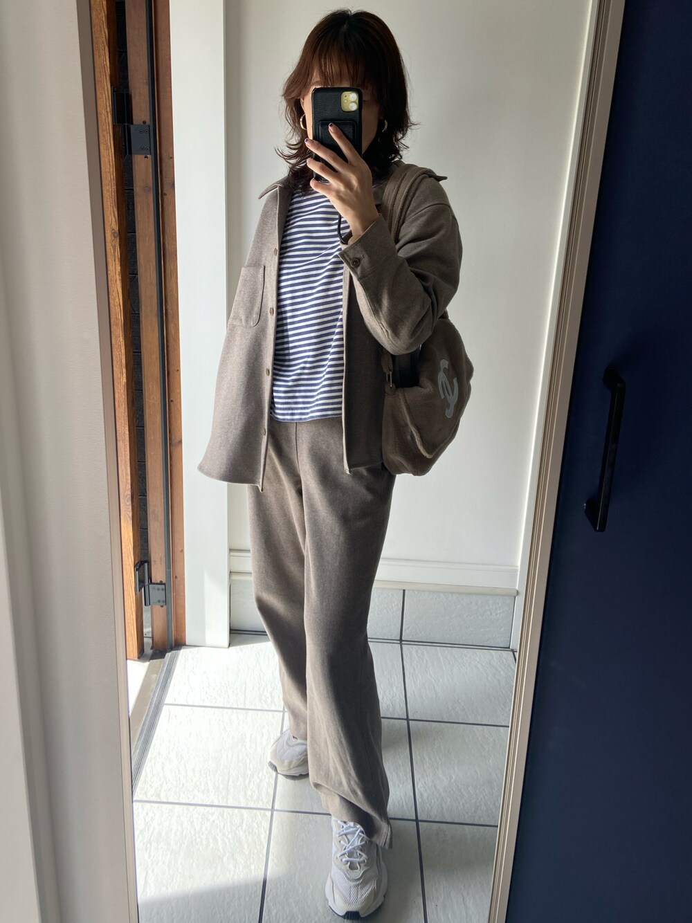 「シンプル、カジュアル、セットアップ、UNIQLO、ブラッシュドジャージーパンツ、ブラッシュドジャージーシャツジャケット、ボーダートップス、白スニーカー」｜「UNIQLOのアイテム（ジャケット/アウター、ベージュ系）」を使った、𝑒𝑟𝑖𝑐𝑎さん（レディース・157cm）の春コーディネートの1枚目の写真