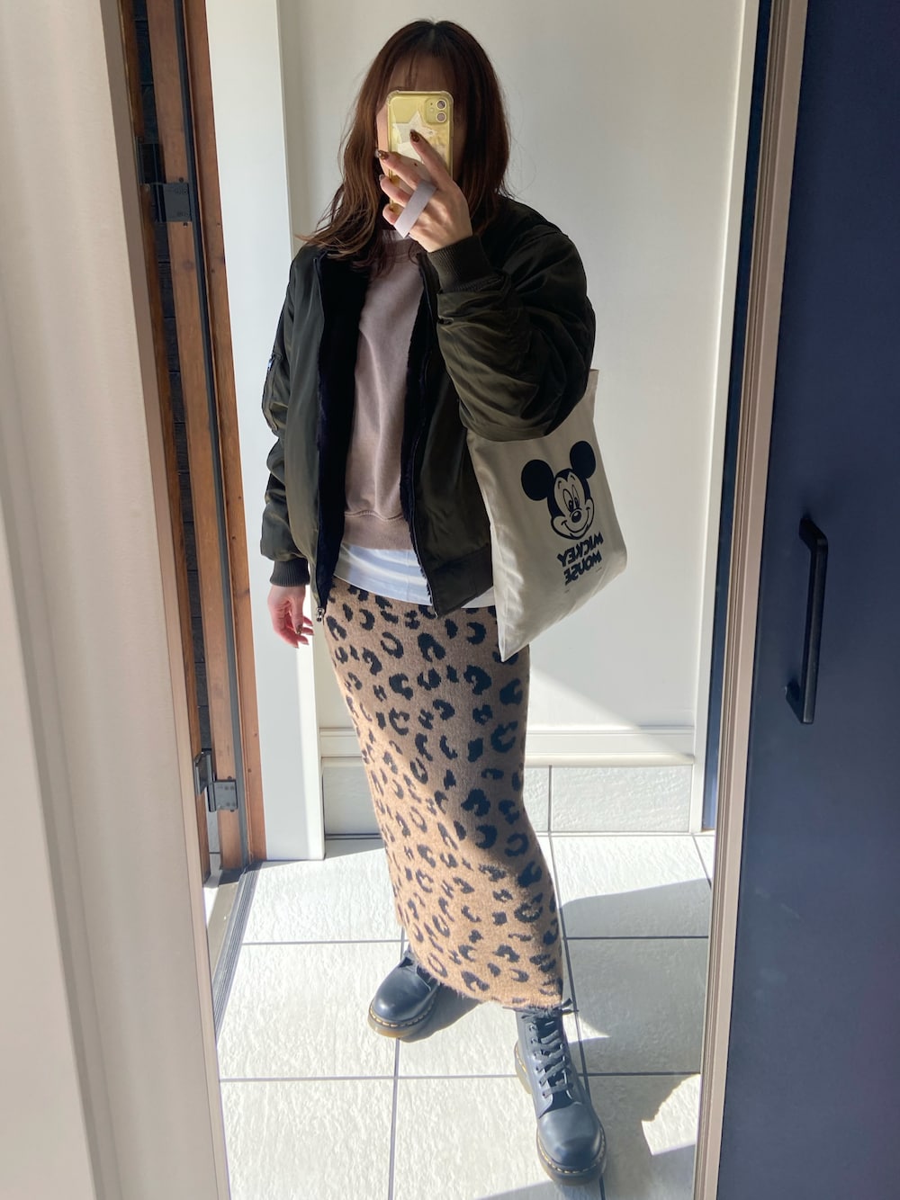 「シンプル、カジュアル、MA-1、ヒョウ柄スカート、トレーナー、スウェット、茶色、Dr.Martens、JILSANDER」｜「SUREVEのアイテム（スカート、ブラウン系）」を使った、𝑒𝑟𝑖𝑐𝑎さん（レディース・157cm）の冬コーディネートの1枚目の写真
