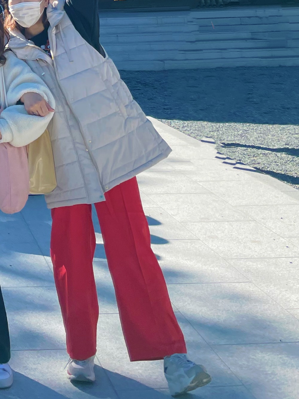 「GUのアイテム（スラックス、レッド系）」を使った、harooooomさん（レディース・166cm）の秋コーディネートの1枚目の写真