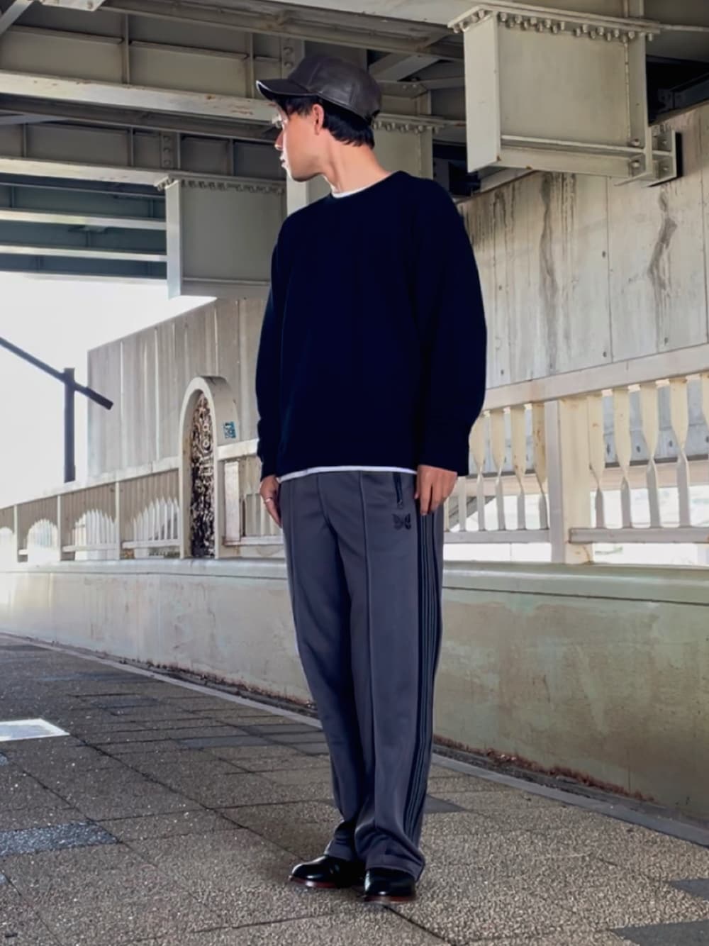 「レイヤードスタイル、秋のコーデ、シンプルコーデ、トラックパンツ」｜「Needlesのアイテム（パンツ、グレー系）」を使った、ddddd05さん（メンズ・169cm）の秋コーディネートの1枚目の写真