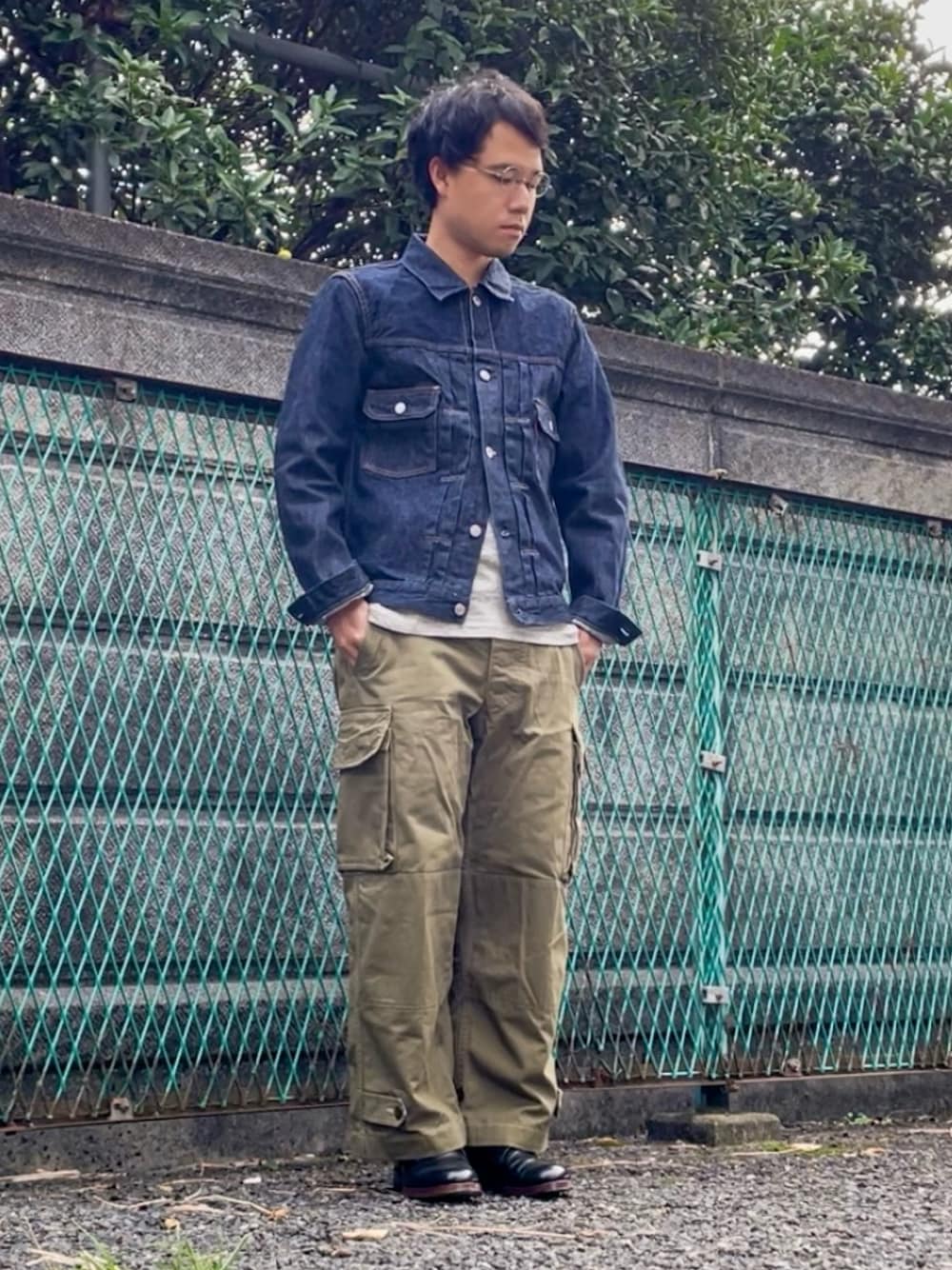 「デニム、秋コーデ、デニムジャケット、カーゴパンツ」｜「orSlowのorSlow/オアスロウ M-47 French Army Cargo Pants カーゴパンツ ワイドシルエット（カーゴパンツ、グリーン系）」を使った、ddddd05さん（メンズ・169cm）の秋コーディネートの1枚目の写真