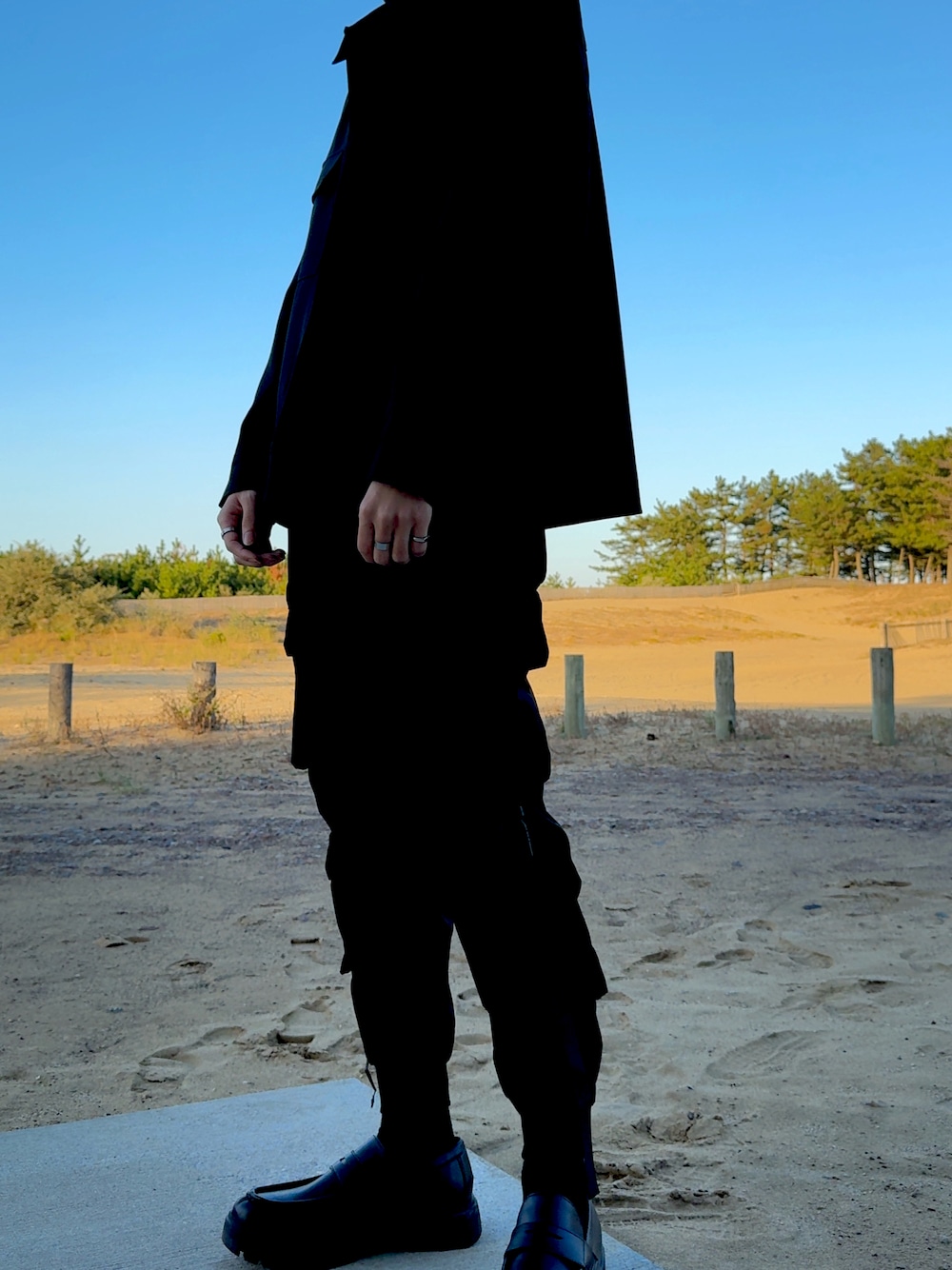 「ブラック、黒、黒コーデ」｜「GUのアイテム（シューズ、ブラック系）」を使った、k0000kunさん（メンズ・183cm）の秋コーディネートの1枚目の写真