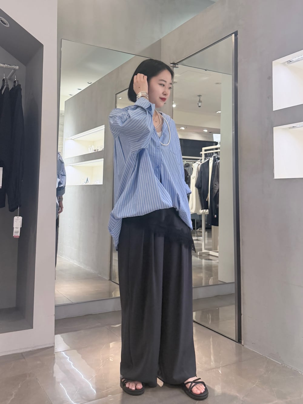 ブルー系のシャツ/ブラウス、ブラック系のシャツ/ブラウス、ブラック系のスラックスを着用したレディースの夏コーディネートの1枚目の写真