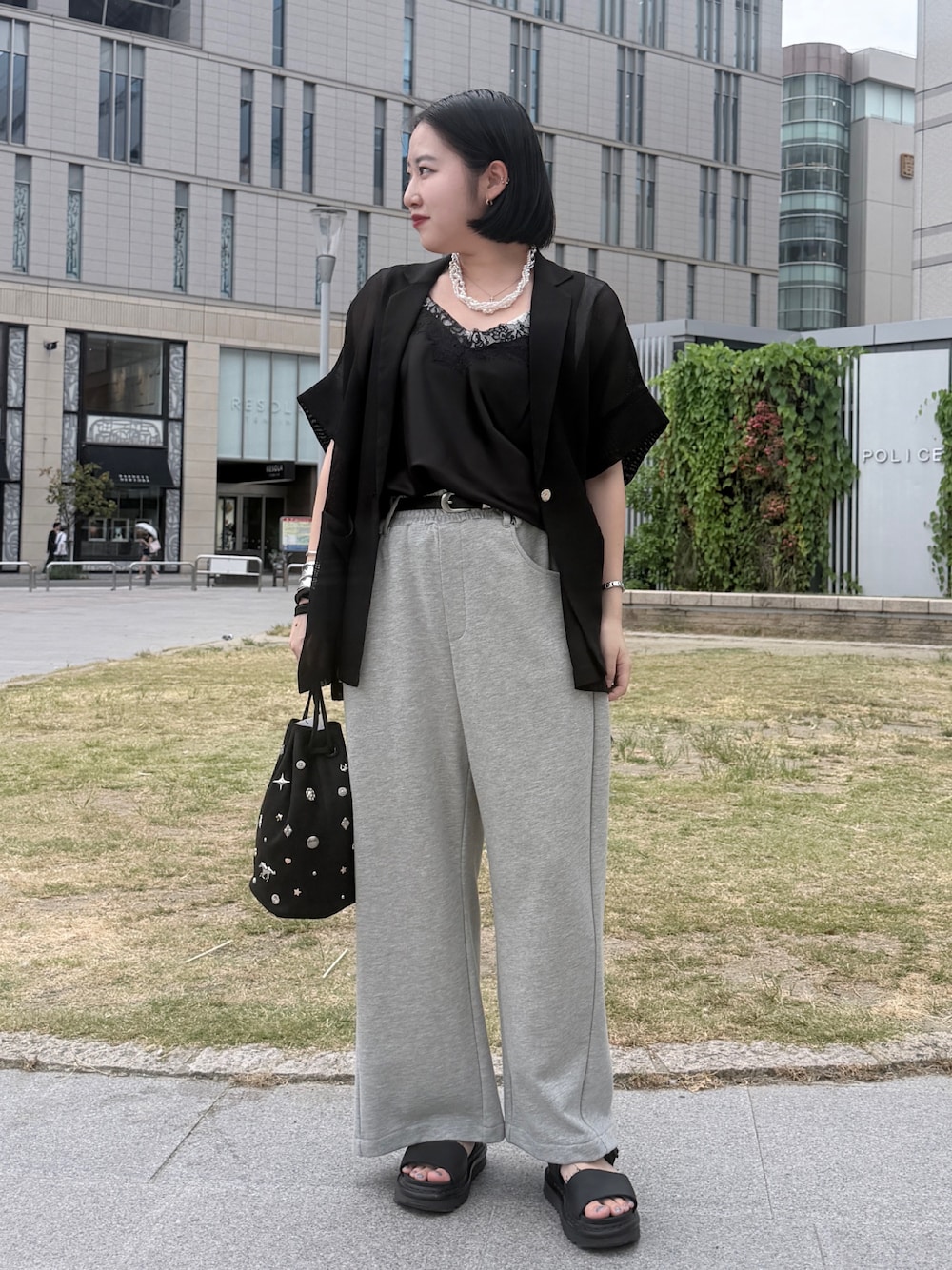 グレー系のスウェットパンツ、ブラック系のテーラードジャケット、ブラック系のシャツ/ブラウスを着用したレディースの夏コーディネートの1枚目の写真