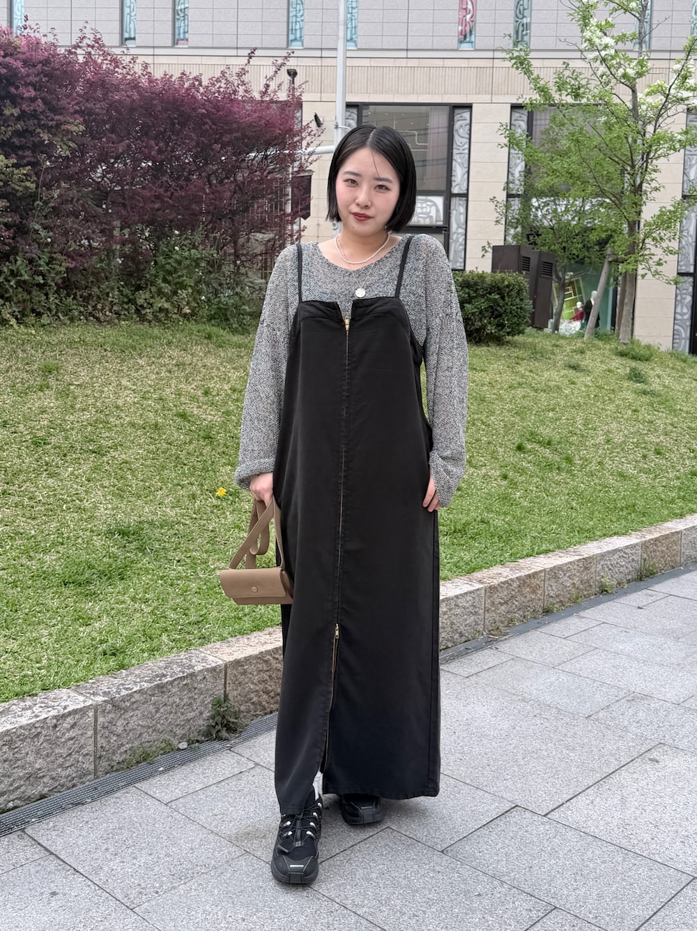 ブラック系のワンピース、ブラック系のニット/セーター、シルバー系のネックレスを着用したレディースの夏コーディネートの1枚目の写真